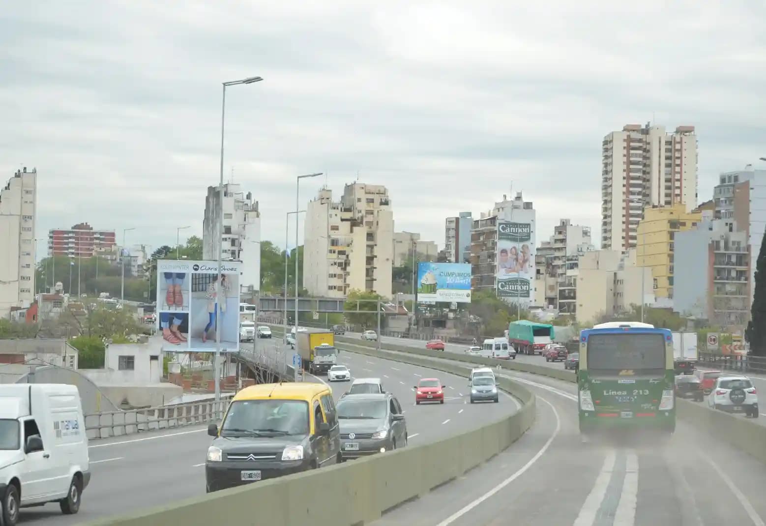 Metrobus en Au. 25 de Mayo